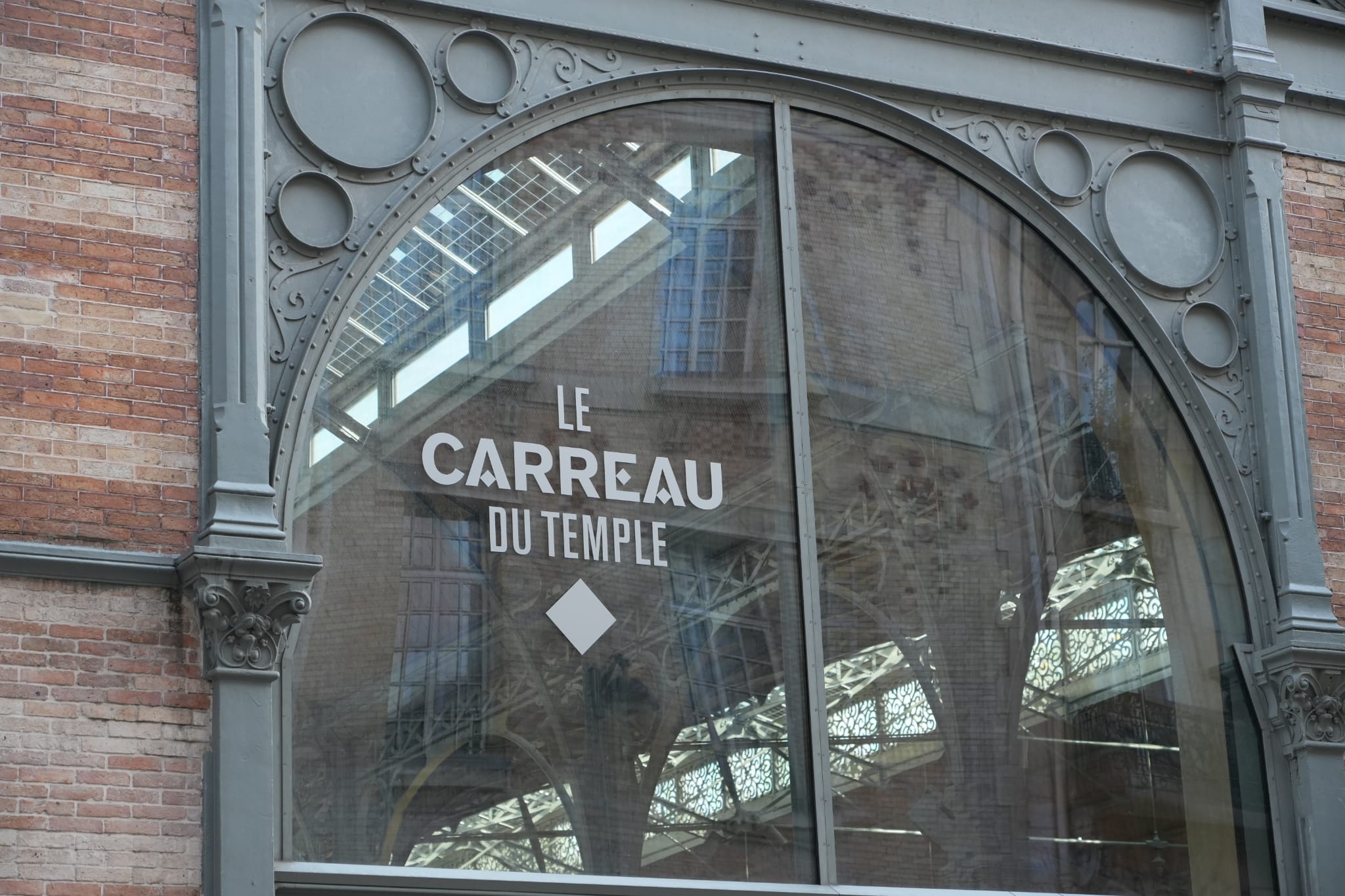 Détail de la façade avec l'inscription « Le Carreau du Temple »